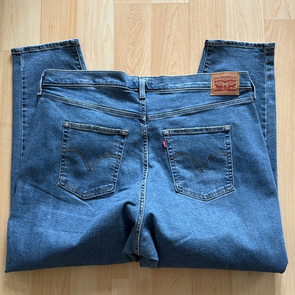 Levi's Plus Size High-Waisted Mom Jeans with stretch Size 20 NWOT Quality